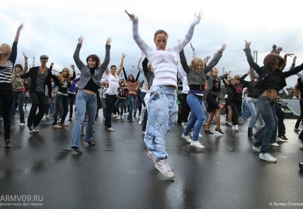 Танцевальный флэшмоб на площади Революции в Челябинске