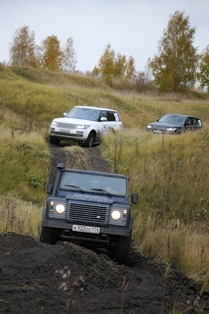 Осень время охоты, спортивного драйва и внедорожных испытаний. Все это смог объединить осенний Land Rover-Jaguar Experience на озере Бирюзовое.