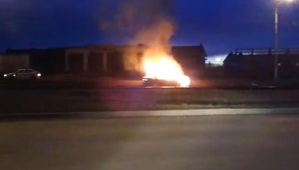 Очевидцы сняли на видео взрыв BMW, который горел на трамвайных путях в Магнитогорске