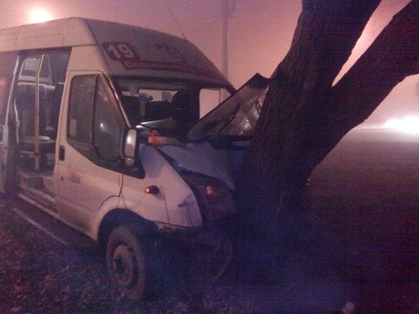 В Челябинске маршрутка врезалась в дерево, пострадали 6 человек