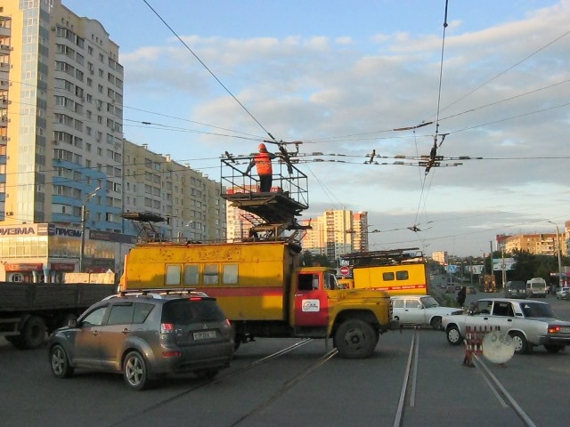 В Челябинске троллейбусные  провода обрушились на бабушку с ребёнком