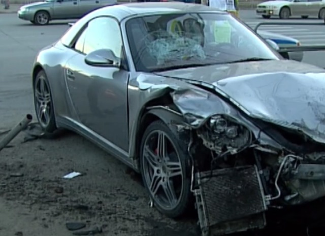 После столкновения "Волги" и Porsche Carrera на женщину упало металлическое ограждение