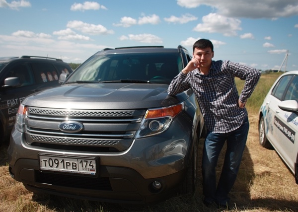 Назаров Дмитрий помог оценить Юлии Ефремовой новый "Ford Explorer".