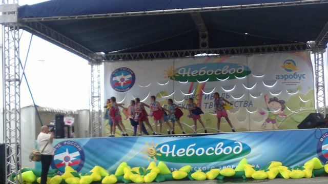 В Челябинске в День города маленькая девочка упала со сцены детского конкурса МЧС "Небосвод" 