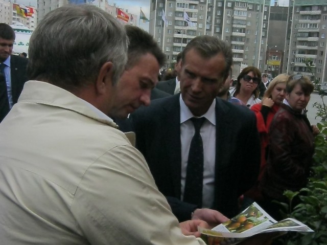 Михаил Юревич на АГРО-2013 рассказал о кобчике и показал уральскому полпреду ростки