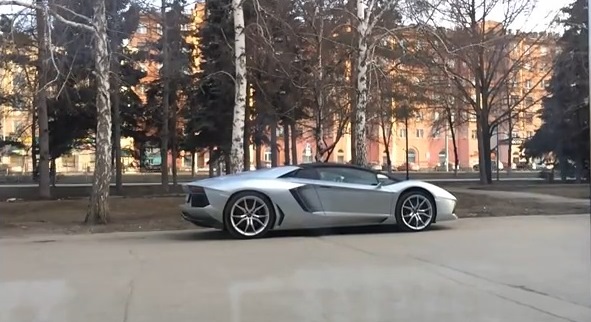 Челябинцы стали героями, снятого на скрытую камеру, видео Lamborghini aventador. Серебристый Lamborghini aventador замечен на улице Челябинска.