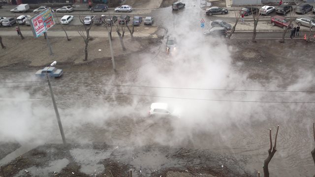 Северо-запад Челябинска затопило горячей водой. Под воду ушел участок улицы 250 лет Челябинска между улицами 40 лет Победы и Чичерина.