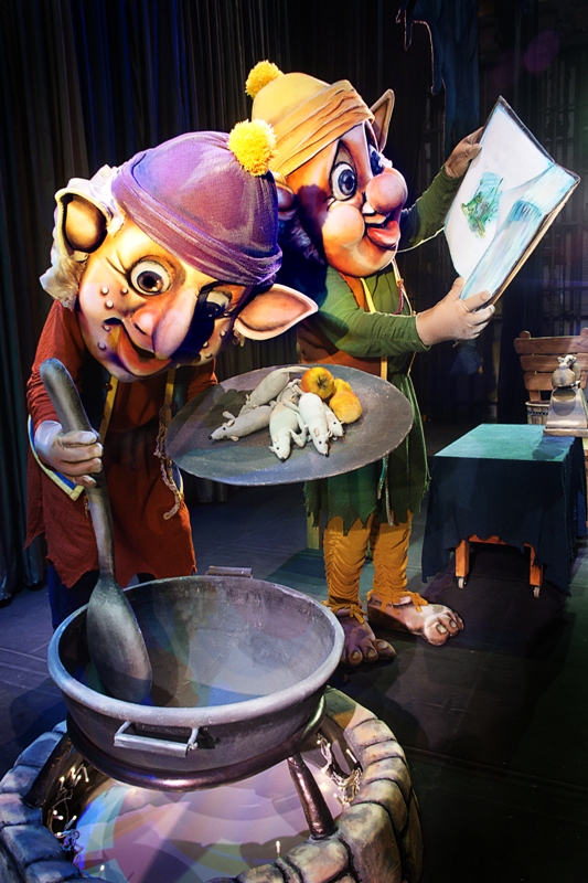 В рамках новогодней кампании театр кукол играет свой легендарный спектакль "Новогодняя фантазия"