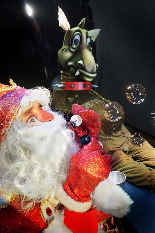 В рамках новогодней кампании театр кукол играет свой легендарный спектакль "Новогодняя фантазия"