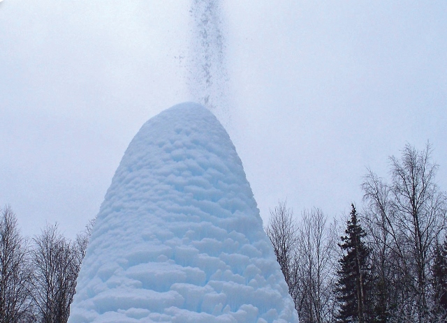 В Национальном парке Зюраткуль бьет ледяной фонтан