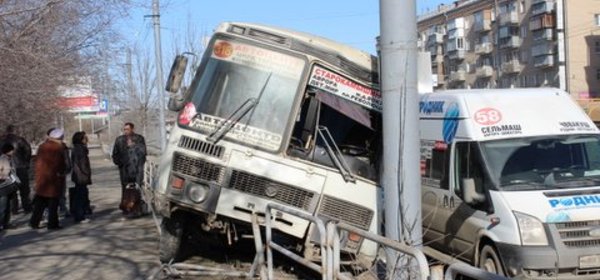 Авария в Ленинском районе Челябинска - ПАЗ протаранил маршрутный Ford 